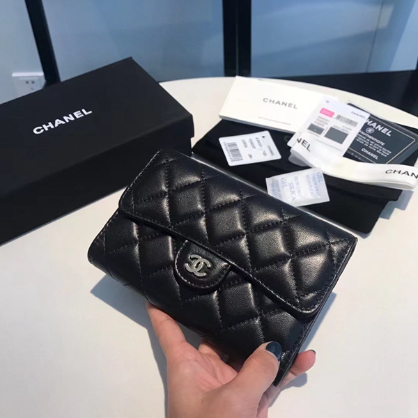 シャネル財布背面デザイン